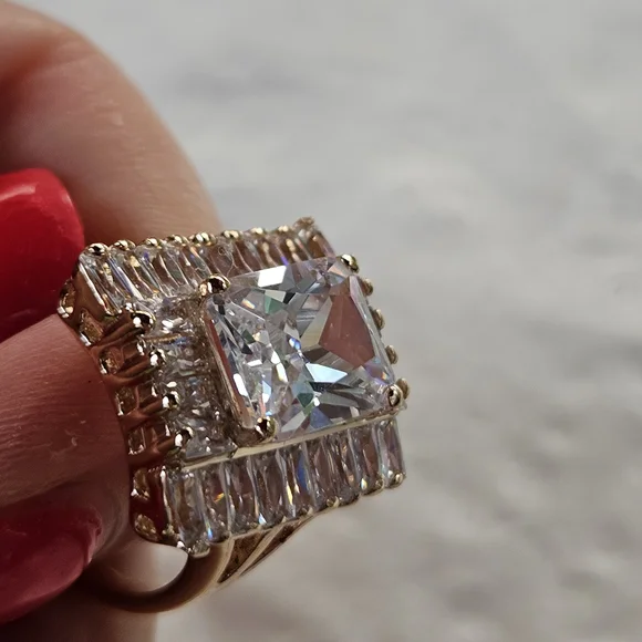 Elegant Gold and Silver Women's Ring - Picture 2 of 15